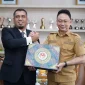 Wali Kota Pontianak Edi Rusdi Kamtono saling bertukar cenderamata dengan Konsul Malaysia di Pontianak, Azizul Zekri.