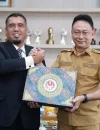 Wali Kota Pontianak Edi Rusdi Kamtono saling bertukar cenderamata dengan Konsul Malaysia di Pontianak, Azizul Zekri.