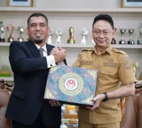 Wali Kota Pontianak Edi Rusdi Kamtono saling bertukar cenderamata dengan Konsul Malaysia di Pontianak, Azizul Zekri.