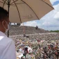Wali Kota Pontianak Edi Rusdi Kamtono saat meninjau tumpukan sampah di TPA Batulayang Pontianak Utara.
