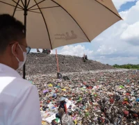 Wali Kota Pontianak Edi Rusdi Kamtono saat meninjau tumpukan sampah di TPA Batulayang Pontianak Utara.