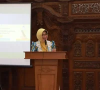 Bunda PAUD Kota Pontianak Yanieta Arbiastutie saat memberikan sambutan pada acara Edukasi Masyarakat dan Survei Publik bertema 'Urgensi dan Konsep Pembelajaran PAUD Holistik Integratif'.