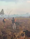 Petugas Polres Kubu Raya memasang garis polisi di lokasi kebakaran hutan dan lahan seluas 4 hektare di Sungai Raya untuk kepentingan penyelidikan.