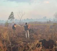 Petugas Polres Kubu Raya memasang garis polisi di lokasi kebakaran hutan dan lahan seluas 4 hektare di Sungai Raya untuk kepentingan penyelidikan.