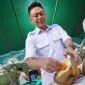 Wali Kota Pontianak Edi Rusdi Kamtono mencicipi durian di Pameran Flora dan Fauna.