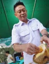 Wali Kota Pontianak Edi Rusdi Kamtono mencicipi durian di Pameran Flora dan Fauna.