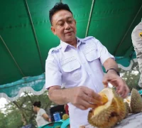 Wali Kota Pontianak Edi Rusdi Kamtono mencicipi durian di Pameran Flora dan Fauna.