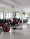 Dokter Gigi RSUD SSMA Pontianak memberikan edukasi kepada masyarakat mengenai jenis gigi palsu dan cara perawatannya agar tetap bersih dan tahan lama.