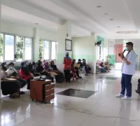Dokter Gigi RSUD SSMA Pontianak memberikan edukasi kepada masyarakat mengenai jenis gigi palsu dan cara perawatannya agar tetap bersih dan tahan lama.