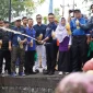 Wali Kota Pontianak Edi Rusdi Kamtono menyemprotkan cairan eco enzyme ke parit Jalan HOS Cokroaminoto.