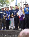 Wali Kota Pontianak Edi Rusdi Kamtono menyemprotkan cairan eco enzyme ke parit Jalan HOS Cokroaminoto.