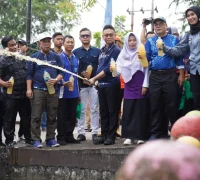 Wali Kota Pontianak Edi Rusdi Kamtono menyemprotkan cairan eco enzyme ke parit Jalan HOS Cokroaminoto.