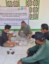 Tim Politeknik Negeri Pontianak memasang sistem otomasi listrik hemat energi di Masjid Al-Mukhlisin, Singkawang Selatan.
