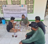 Tim Politeknik Negeri Pontianak memasang sistem otomasi listrik hemat energi di Masjid Al-Mukhlisin, Singkawang Selatan.
