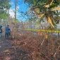 Petugas Polres Kubu Raya memasang police line di lokasi kebakaran hutan dan lahan di Desa Parit Baru, Kecamatan Sungai Raya, untuk kepentingan penyelidikan.
