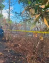 Petugas Polres Kubu Raya memasang police line di lokasi kebakaran hutan dan lahan di Desa Parit Baru, Kecamatan Sungai Raya, untuk kepentingan penyelidikan.