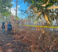 Petugas Polres Kubu Raya memasang police line di lokasi kebakaran hutan dan lahan di Desa Parit Baru, Kecamatan Sungai Raya, untuk kepentingan penyelidikan.
