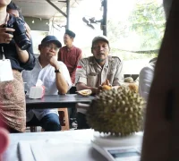 Sekretaris Daerah Kota Pontianak Amirullah menyaksikan Kontes Durian pada Pameran Flora dan Fauna Bumi Khatulistiwa di Halaman Kolam Renang Ampera.