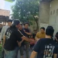 Petugas Polres Kubu Raya mengamankan tersangka kasus dugaan kekerasan seksual terhadap anak usai ditangkap di kawasan Tanjung Hulu, Kalimantan Barat.