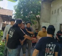 Petugas Polres Kubu Raya mengamankan tersangka kasus dugaan kekerasan seksual terhadap anak usai ditangkap di kawasan Tanjung Hulu, Kalimantan Barat.
