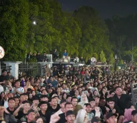 Ribuan warga serius menonton laga final Piala Dunia 2026 antara Spanyol vs Argentina, di Jalan Rahadi Oesman, Senin (20/7/2026) dini hari.
