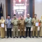 Wakil Wali Kota Pontianak Bahasan, Sekretaris Daerah Kota Pontianak Amirullah, Plt Kepala Bapperida Pontianak Yuli Trisna Ibrahim berfoto bersama perwakilan 73 inovasi unggulan Pemerintah Kota Pontianak tahun 2025, dalam Sosialisasi Innovative Government Award (IGA) Tahun 2026 dan Penyerahan Apresiasi Inovasi Unggulan Tahun 2025 di Gedung Konferensi Untan.