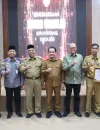 Wakil Wali Kota Pontianak Bahasan, Sekretaris Daerah Kota Pontianak Amirullah, Plt Kepala Bapperida Pontianak Yuli Trisna Ibrahim berfoto bersama perwakilan 73 inovasi unggulan Pemerintah Kota Pontianak tahun 2025, dalam Sosialisasi Innovative Government Award (IGA) Tahun 2026 dan Penyerahan Apresiasi Inovasi Unggulan Tahun 2025 di Gedung Konferensi Untan.
