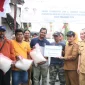 Wakil Wali Kota Pontianak Bahasan menyerahkan bantuan perlengkapan menangkap ikan kepada para nelayan se-Kota Pontianak.