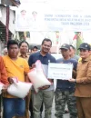 Wakil Wali Kota Pontianak Bahasan menyerahkan bantuan perlengkapan menangkap ikan kepada para nelayan se-Kota Pontianak.