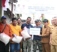 Wakil Wali Kota Pontianak Bahasan menyerahkan bantuan perlengkapan menangkap ikan kepada para nelayan se-Kota Pontianak.