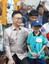 Wali Kota Pontianak Edi Rusdi Kamtono berfoto bersama anak-anak penyintas kanker, thalasemia, dan penyakit jantung bawaan dalam agenda Hari Anak Nasional di Aula PMI Kota Pontianak, Kamis (23/7/2026).