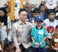 Wali Kota Pontianak Edi Rusdi Kamtono berfoto bersama anak-anak penyintas kanker, thalasemia, dan penyakit jantung bawaan dalam agenda Hari Anak Nasional di Aula PMI Kota Pontianak, Kamis (23/7/2026).