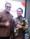 1. Wakil Wali Kota Pontianak Bahasan berfoto bersama Wakil Ketua Komisi II DPR RI saat menghadiri Bimtek yang diikuti seluruh Wakil Wali Kota dan Wakil Bupati dalam Forum ASWAKADA.