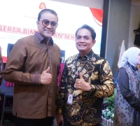 1. Wakil Wali Kota Pontianak Bahasan berfoto bersama Wakil Ketua Komisi II DPR RI saat menghadiri Bimtek yang diikuti seluruh Wakil Wali Kota dan Wakil Bupati dalam Forum ASWAKADA.