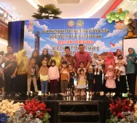 Wakil Wali Kota Pontianak Bahasan bersama pengurus GOW Kota Pontianak berfoto bersama anak-anak.