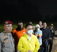 Wali Kota Pontianak Edi Rusdi Kamtono turun memantau langsung pemadaman api di lahan yang berlokasi di Jalan Parit Demang Kelurahan Parit Tokaya Kecamatan Pontianak Selatan.