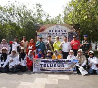 Wali Kota Pontianak Edi Rusdi Kamtono berfoto bersama Forum Komunitas Budaya Kawasan Tanah Seribu.