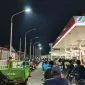 Antrean panjang warga mengisi BBM di sejumlah SPBU.