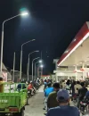 Antrean panjang warga mengisi BBM di sejumlah SPBU.