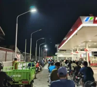 Antrean panjang warga mengisi BBM di sejumlah SPBU.