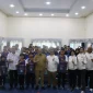 Wakil Wali Kota Pontianak Bahasan saat melepas para atlet Taekwondo yang akan mewakili Pontianak di ajang The MBW International Taekwondo Championship di Negeri Sembilan Malaysia.