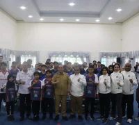 Wakil Wali Kota Pontianak Bahasan saat melepas para atlet Taekwondo yang akan mewakili Pontianak di ajang The MBW International Taekwondo Championship di Negeri Sembilan Malaysia.