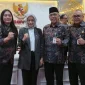 1. Sekretaris Daerah Kota Pontianak Amirullah (kedua dari kanan) beserta jajaran Pemerintah Kota Pontianak foto bersama Menteri PAN RB Rinu Widyantini usai audiensi.