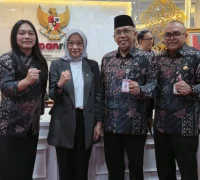 1. Sekretaris Daerah Kota Pontianak Amirullah (kedua dari kanan) beserta jajaran Pemerintah Kota Pontianak foto bersama Menteri PAN RB Rinu Widyantini usai audiensi.