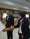 Wali Kota Pontianak Edi Rusdi Kamtono memberikan ucapan selamat kepada peserta Pelatihan Kepemimpinan Pengawas (PKP) Angkatan XIII.