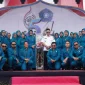 1. Ketua TP PKK Kota Pontianak Yanieta Arbiastutie dan Wali Kota Pontianak Edi Rusdi Kamtono bersama para kader PKK Kota Pontianak saat menerima piala Juara Umum HKG PKK ke-54 Tingkat Kalbar.