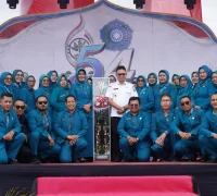 1. Ketua TP PKK Kota Pontianak Yanieta Arbiastutie dan Wali Kota Pontianak Edi Rusdi Kamtono bersama para kader PKK Kota Pontianak saat menerima piala Juara Umum HKG PKK ke-54 Tingkat Kalbar.