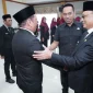 Wali Kota Pontianak Edi Rusdi Kamtono melantik dan mengambil sumpah jabatan sejumlah pejabat di lingkungan Pemerintah Kota Pontianak di Aula Sultan Syarif Abdurrahman.