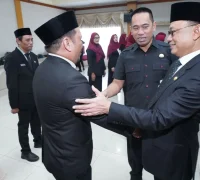 Wali Kota Pontianak Edi Rusdi Kamtono melantik dan mengambil sumpah jabatan sejumlah pejabat di lingkungan Pemerintah Kota Pontianak di Aula Sultan Syarif Abdurrahman.