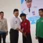 Wali Kota Pontianak Edi Rusdi Kamtono mengalungkan kartu identitas sebagai tanda dimulainya Masa Pengenalan Lingkungan Sekolah (MPLS) di Sekolah Rakyat, Jalan Flora, Kelurahan Batu Layang, Kecamatan Pontianak Utara, Kamis (30/7/2026).